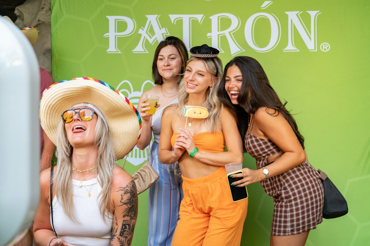 Sekelompok teman berpose bersama di photobooth
